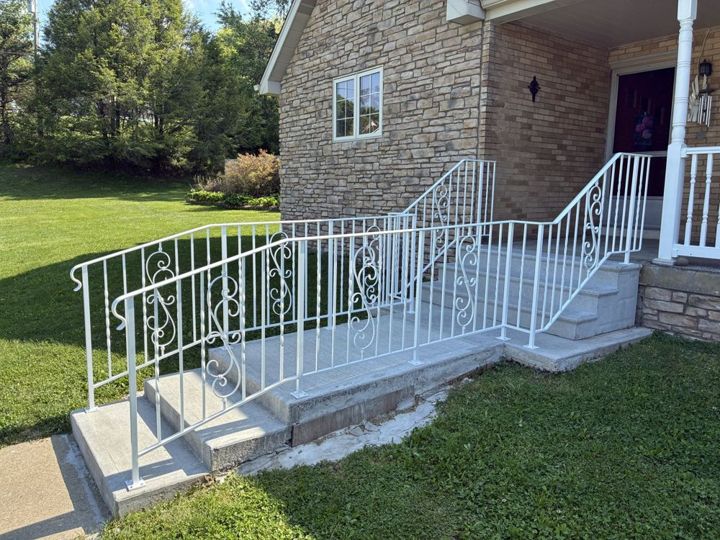 White aluminum railing with alternating twisted pickets and scrolls in Apollo