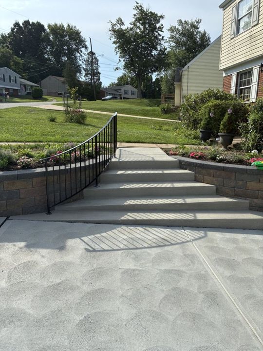 Curved aluminum residential railing south of Pittsburgh